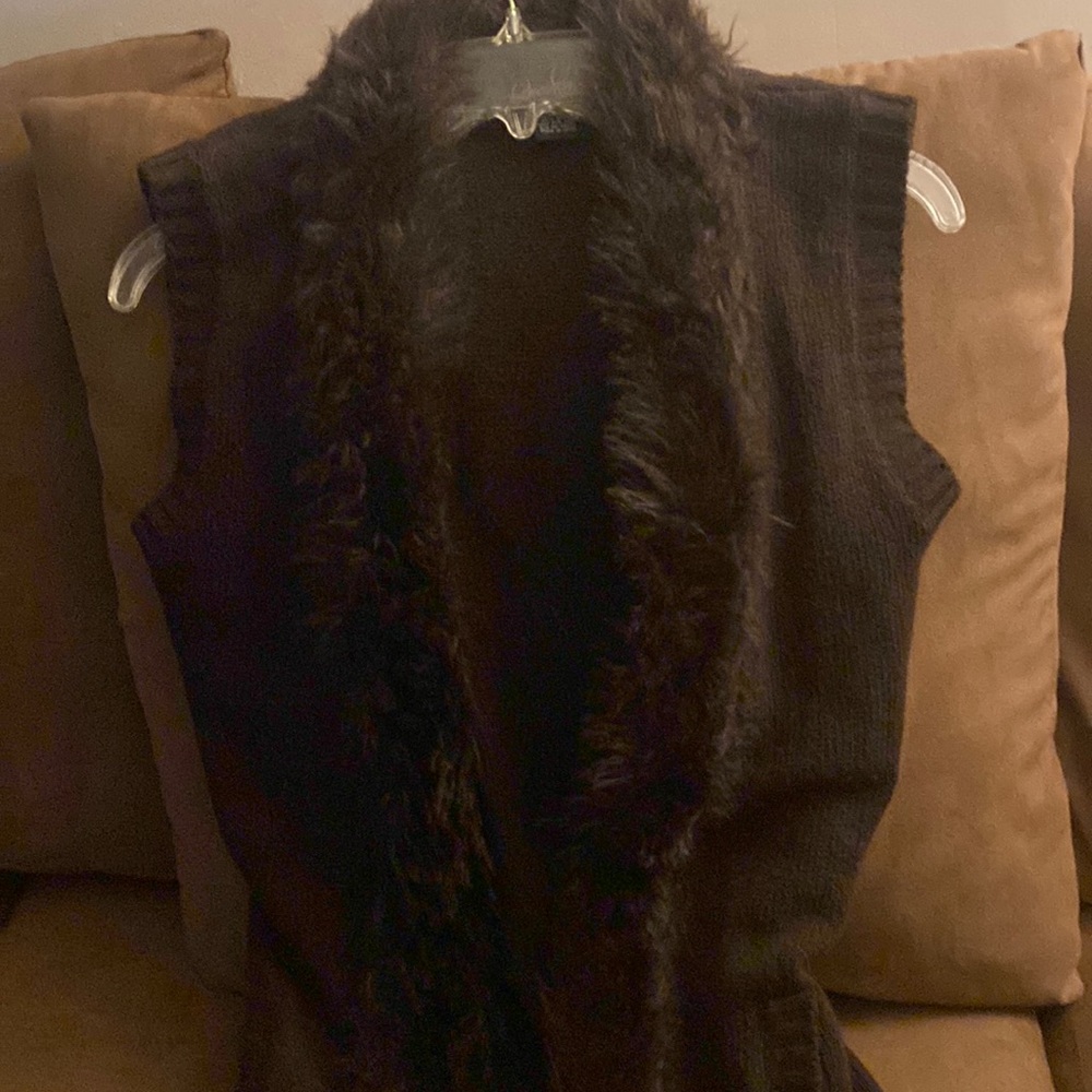 Sleeveless sweater with faux  fur collar